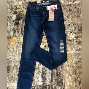 711 Levi’s Skinny jeans.